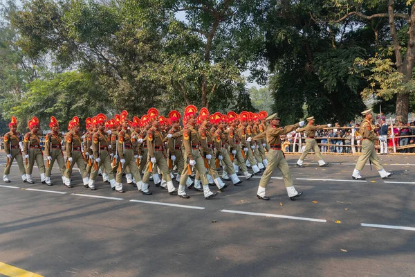 コルカタ 西ベンガル州 インド 2020年1月26日 鮮やかな赤い帽子をかぶったインド軍将校が共和国の日のパレードでライフルで過去に行進している — ストック写真