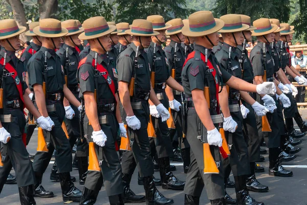 2020年1月26日 印度西孟加拉邦加尔各答 印度共和国在红路举行阅兵式 印度军官们手持来复枪走过 — 图库照片