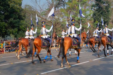 Kolkata, Batı Bengal, Hindistan - 26 Ocak 2020: Kolkata Atlı Polisi (KMP) memurları ellerinde bayraklarla Hindistan Cumhuriyeti bayramı kutlamaları için atlarının yanından geçiyor.