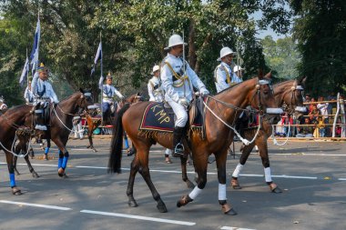 Kolkata, Batı Bengal, Hindistan - 26 Ocak 2020: Kolkata Atlı Polisi (KMP) Hint Cumhuriyeti bayramı kutlamaları için atlarının yanından geçiyor.