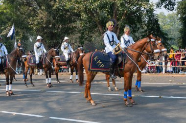 Kolkata, Batı Bengal, Hindistan - 26 Ocak 2020: Kolkata Atlı Polisi (KMP), Hindistan Cumhuriyeti bayramı kutlamaları için atlarının yanından geçiyor.