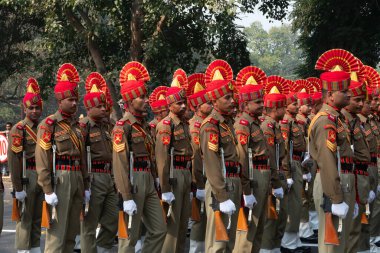 Kolkata, Batı Bengal, Hindistan - 26 Ocak 2020: Cumhuriyet Günü geçit töreninde tüfeklerle yürürken Hindistan Ordusu subaylarının parlak ve güzel turuncu şapkaları.