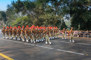 Kolkata, Batı Bengal, Hindistan - 26 Ocak 2020: Haki giyimli Hint Ordusu Subayları Cumhuriyet Günü geçit töreninde tüfeklerle yürüyorlar.