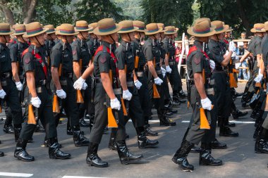 Kolkata, Batı Bengal, Hindistan - 26 Ocak 2020: Hintli ordu mensupları sabah ellerinde tüfeklerle yürüyorlar, Hindistan 'ın Kızıl Yol' daki Cumhuriyet Günü geçit töreni..