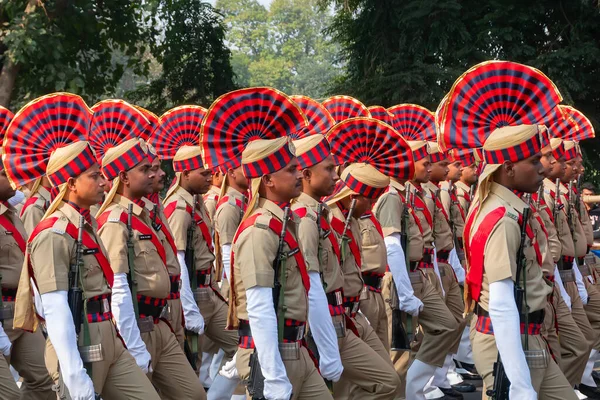 西孟加拉邦加尔各答 2020年1月26日 在共和国日阅兵式上 印度军官头戴华丽华丽的帽 手持步枪走过 — 图库照片