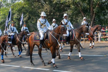 Kolkata, Batı Bengal, Hindistan - 26 Ocak 2020: Kolkata Atlı Polisi (KMP) memurları, Kızıl Yol 'daki Hint Cumhuriyeti Günü kutlamaları için atlarının yanından geçiyor.