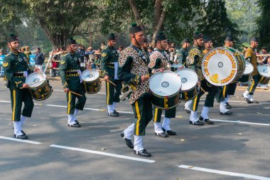 Kolkata, Batı Bengal, Hindistan - 26 Ocak 2020: Hindistan Cumhuriyet Günü kutlamalarında, müzik grubu gibi giyinmiş, davul çalan Hintli Askeri Subaylar.