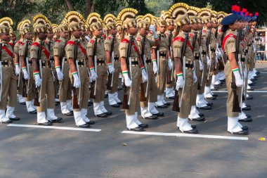 Kolkata, Batı Bengal, Hindistan - 26 Ocak 2020: Hindistan Merkez Sosyal Yardım Kurulu (CSB) öğrencileri Kızıl Yol 'da, Cumhuriyet Günü geçit töreni için haki rengi elbiseler ve renkli şapkalarla yürüyorlar.