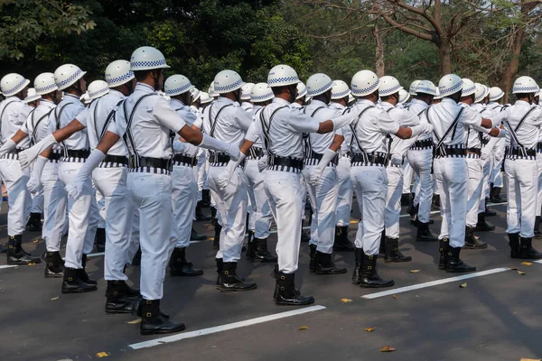 西孟加拉邦加尔各答 2020年1月26日 身着白衣的加尔各答警察身着白衣行军经过 当天早上是印度共和国在红路举行的阅兵式 — 图库照片