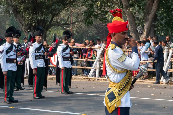 インドの西ベンガル州コルカタ2020年1月26日インド軍将校は インド共和国の日のお祝いのパレードでドラムを演奏し 音楽バンドとして身に着けている他の彼の口ひげを捻っています — ストック写真