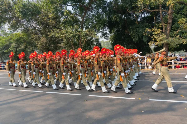 西孟加拉邦加尔各答2020年1月26日 印度军官头戴红帽子 身穿卡其布裙 手持来复枪行军 参加国庆阅兵式 — 图库照片