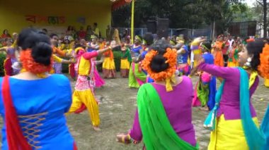 Kolkata, Batı Bengal, Hindistan - 9 Mart 2020: Hint sarisi giymiş bir grup kadın ve Lord Krishna 'yı oynayan bir erkek dansçı, Holi festivalinde seyirci eşliğinde dans ediyorlar. Kolkata 'da bahar.