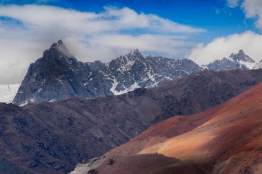 Tiger Hill veya Tiger Point 'teki ışık ve gölge 1999 Kargil savaş bölgesi, Vijay Operasyonu, Pakistan ve Hindistan arasında savaştı. Hindistan tarihi savaşı kazandı. Kargil, Ladakh, Hindistan.