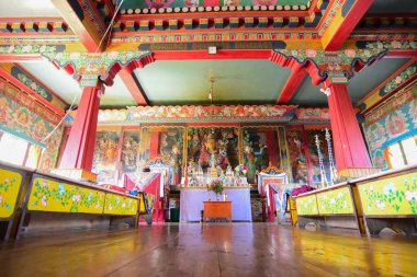 Rinchenpong, Sikkim, Hindistan - 17 Ekim 2016: Budizm 'in dinsel heykelleri Rinchenpong manastırındaki ahşap zemine yansıyor ve duvarlarında süslü duvar resimleri var. Görüntü düzeyi.