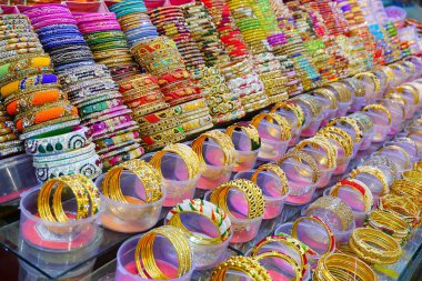 Haridwar, Garhwal, Hindistan - 3 Kasım 2018: Renkli bilezikler satışa sunuldu. Motibazar 'ın gece görüntüsü, Haridwar' ı ziyaret eden turistler için ünlü bir pazar yeri..