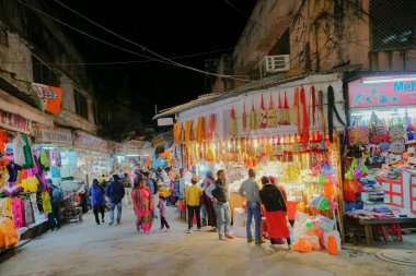 Haridwar, Garhwal, Hindistan - 3 Kasım 2018: Haridwar 'ı ziyaret eden turistler için ünlü bir pazar yeri olan Motibazar' ın gece görüntüsü.