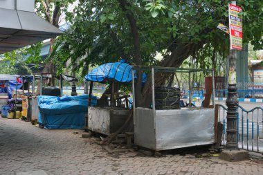 Kolkata, Batı Bengal, Hindistan - 22 Mayıs 2020: Sokak perakende mağazaları covid 19, Corona virüsünün eyalete yayılmasını durdurmak için kilit altında. Batı Bengal, Hindistan 'ın en çok etkilenen eyaletlerinden biridir..