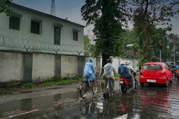 Kolkata West Bengal India 25Th July 2020 Cyclists Rain Frenched — стокове фото