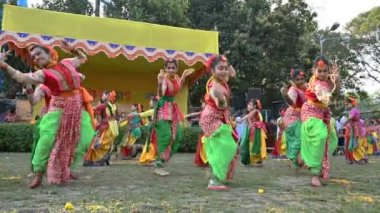 Kolkata, Batı Bengal, Hindistan - 10 Mart 2020: Dol utsab veya Holi festivalinde renkli Hint elbiseleri giymiş Bengalli genç kızların grup dansı. Hindistan 'da bahar kutlaması. 4K görüntü.
