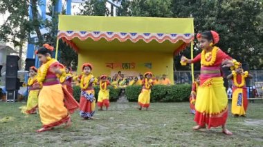 Kolkata, Batı Bengal, Hindistan - 10 Mart 2020: Sari gibi giyinmiş, geleneksel Hint kıyafeti giymiş, Dol utsab veya Holi festivalinde dans eden Bengalli kızlar grubu. Hindistan 'a baharın gelişini kutluyoruz. 4K.