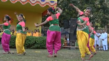 Kolkata, Batı Bengal, Hindistan - 10 Mart 2020: Dol utsab veya Holi festivalinde renkli Hint elbiseleri giymiş Bengalli genç kızların grup dansı. Hindistan 'da bahar kutlaması. 4K görüntü.