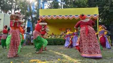 Kolkata, Batı Bengal, Hindistan - 10 Mart 2020: Bengalli genç kız dansçılar renkli Hint elbiseleri giydiler, Dol utsab veya Holi festivalinde dans ettiler. Hindistan 'da bahar kutlaması. 4K stok görüntüsü.