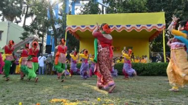 Kolkata, Batı Bengal, Hindistan - 10 Mart 2020: Bengalli genç kız dansçılar renkli Hint elbiseleri giyerek Dol utsab veya Holi festivalinde dans etmeyi bitirdiler. Hindistan 'da bahar festivali.