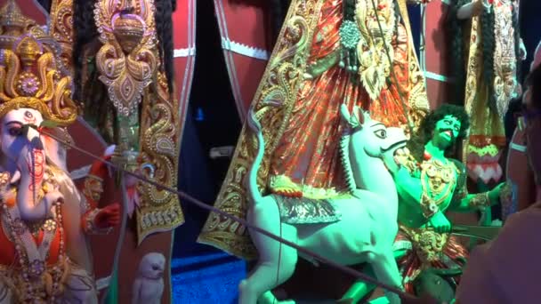 2019年10月5日 印度西孟加拉邦 印度教牧师通过用棍子和绿叶触摸甘尼萨勋爵的眼睛来完成仪式 以在黏土偶像中建立生命 Saptami Puja — 图库视频影像