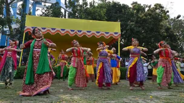 コルカタ 西ベンガル州 インド 2020年3月10日 カラフルなインドのドレスを着た若いベンガルの女の子の子供のダンサーを笑顔で Dol UtsabまたはHoliフェスティバルで踊ります インドでの春のお祝い — ストック動画
