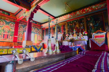 Rinchenpong, Sikkim, Hindistan - 17 Ekim 2016: Duvarlarında süslü duvar resimleri olan Rinchenpong manastırının namaz odasındaki müzik aletleri.