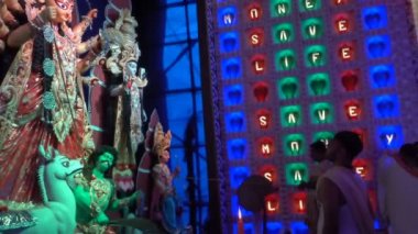 Howrah, Batı Bengal, Hindistan - 5 Ekim 2019: Hindu rahip tanrıça Laxmi 'nin gözlerine ve ayaklarına bir sopa ve yeşil yapraklarla dokunarak putta yaşam kurarak ayin yaptı. Durga Puja.