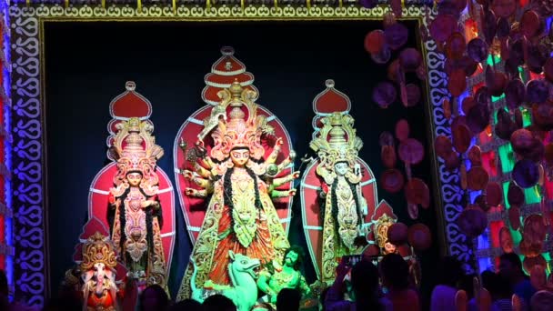 2019年10月5日 印度西孟加拉邦豪拉 信徒们在晚上的杜尔加普伽节 Durga Puja Festival 向杜尔加女神祈祷 彩色闪烁灯光下慢动作高清视频镜头拍摄 — 图库视频影像