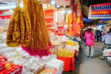 Haridwar, Garhwal, Hindistan - 3 Kasım 2018: Satılık uğurlu sarı eşyalar. Motibazar 'ın gece görüntüsü, Haridwar' ı ziyaret eden turistler için ünlü bir pazar yeri..