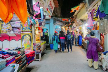 Haridwar, Garhwal, Hindistan - 3 Kasım 2018: Satılık çeşitli mallar. Motibazar 'ın gece görüntüsü, Haridwar' ı ziyaret eden turistler için ünlü bir pazar yeri..