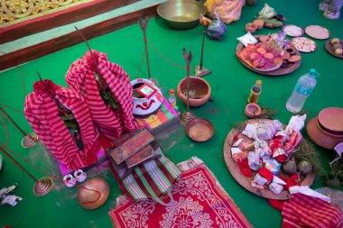 Howrah, Batı Bengal, Hindistan - 5 Ekim 2019: Durga Puja festivali sırasında Durga Puja Pandalı 'nda tanrıça Durga' ya tapındıkları için kutsal kaplar kırmızı gaamcha, havlu ile kaplandı.