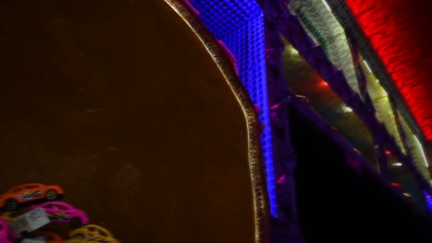 2019年10月5日 インド西ベンガル州ハワラ 夜のドゥルガ祭の際に ドゥルガ女神に祈るために訪問者が集まりました 色の点滅光の下で撮影されたスローモーションHdビデオ映像 — ストック動画