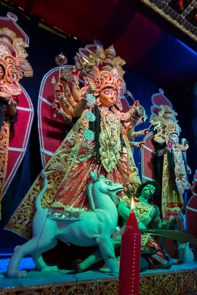 インドの西ベンガル州ハウラー 2019年10月5日 聖なるろうそくは ヒンズー教の最大の祭りであるドゥルガの偶像 ドゥルガの法会祭を中心に装飾されたドゥルガの法会パンダ内に灯されます 垂直画像 — ストック写真