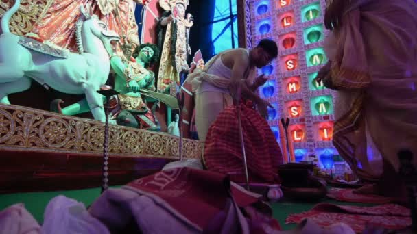 インド西ベンガル州ハウラー2019年10月5日 ドゥルガ 法会中 ドゥルガ パンダル内の女神ドゥルガを崇拝するためのベンガル人女性による花 プッパンジャリの儀式を提供するベンガル人女性 — ストック動画
