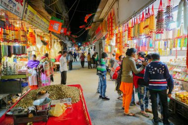 Haridwar, Garhwal, Hindistan - 3 Kasım 2018: Mağazalardaki alıcılar, Motibazar 'ın gece görüntüsü, Haridwar' ı ziyaret eden turistler için ünlü bir pazar yeri.