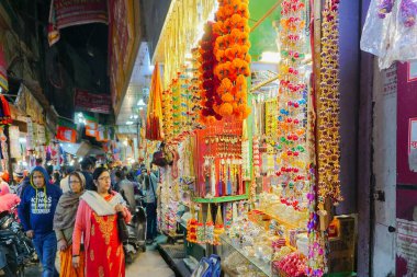 Haridwar, Garhwal, Hindistan - 3 Kasım 2018: Satılık renkli süsler. Motibazar 'ın gece görüntüsü, Haridwar' ı ziyaret eden turistler için ünlü bir pazar yeri..