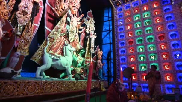 2019年10月5日 印度西孟加拉邦 Howrah 印度教妇女在Durga Puja节的一个仪式上吹响了一个Shaankh Conch Shell并向Durga女神祈祷 — 图库视频影像