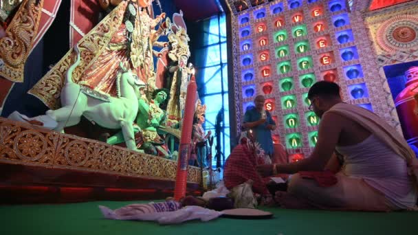 2019 힌두교 사제가 두르가푸자 축제에서 두르가를 존경하기 태우는 물질로 막대기 — 비디오