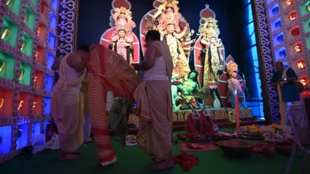 Хаура Западная Бенгалия Индия Октября 2019 Года Индуистские Священники Покрывают — стоковое видео