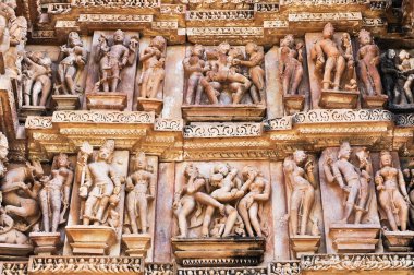 Vishvanatha Tapınağı 'ndaki Erotik İnsan Heykelleri, Khajuraho' nun batı tapınakları, Madhya Pradesh, Hindistan. 1050 civarında inşa edilen Khajuraho, UNESCO Dünya Mirası sitesi ve erotizm için turistik bir yer..
