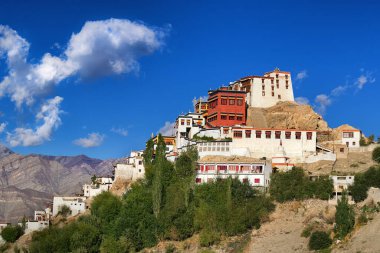 Thiksay manastırı Himalaya dağları ve mavi gökyüzü manzaralı, Ladakh, Jammu ve Kashmir, Hindistan