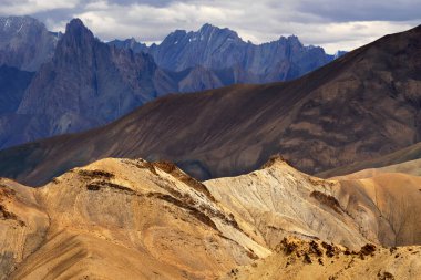 Dağlar, ladakh manzarası Leh, Jammu Kashmir, Hindistan. Ay Ülkesi, Ay 'ın bir parçası gibi görünen kaya oluşumu ve dokusuyla ünlüdür..