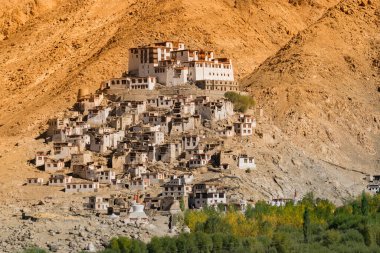 Arka planda Himalaya Dağları manzaralı Chimray manastırı, Ladakh, Jammu ve Kashmir, Kuzey Hindistan. Sabah ışığı.
