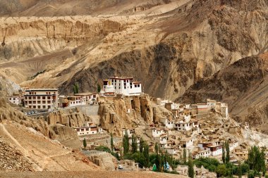 Lamayuru Manastırı, arka planda ay manzaralı Ladakh, Jammu ve Kashmir, Hindistan