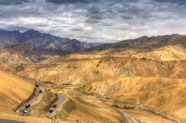 Zigzag yolunun havadan görünüşü - Leh Srinagar Otoyolu, Ladakh, Jammu ve Kashmir, Hindistan 'ın eski güzergahındaki Jilabi yolu olarak bilinir.
