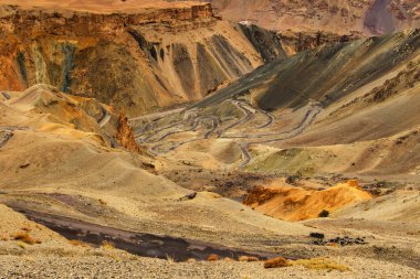 Ay 'ın güzel manzarası, Himalaya dağı arka planı, Ladakh, Jammu ve Kashmir, Hindistan